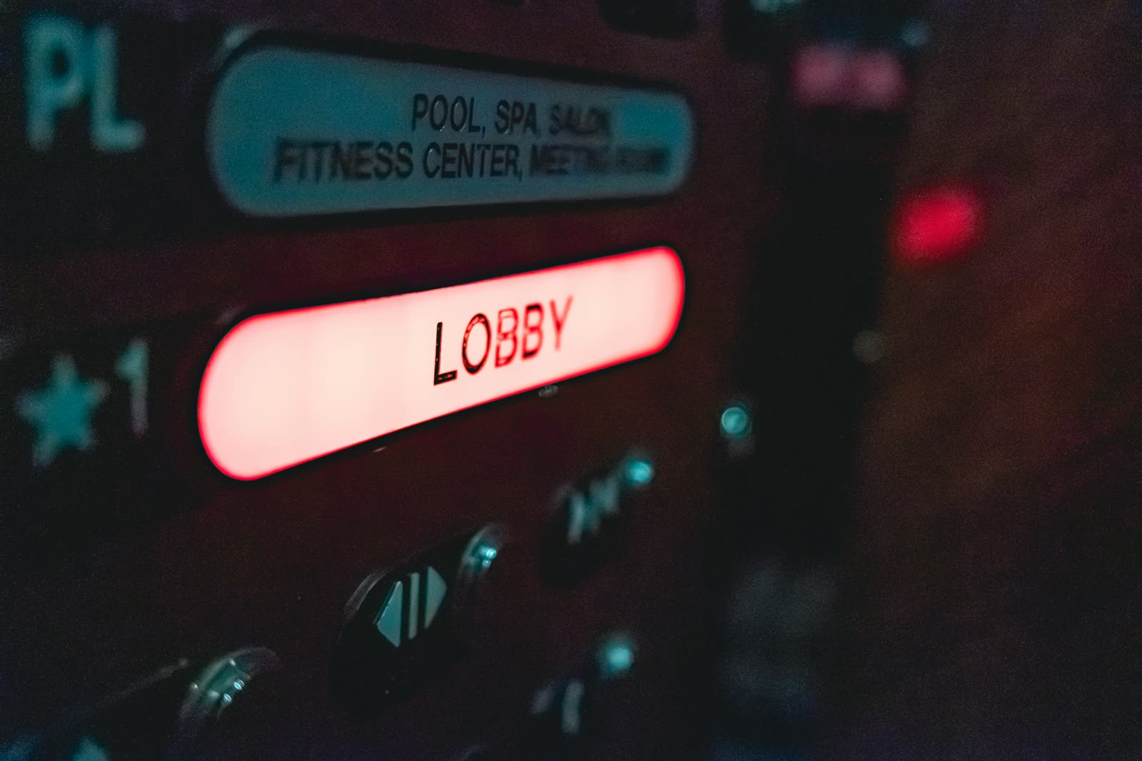 Butang panggilan lif di lobi