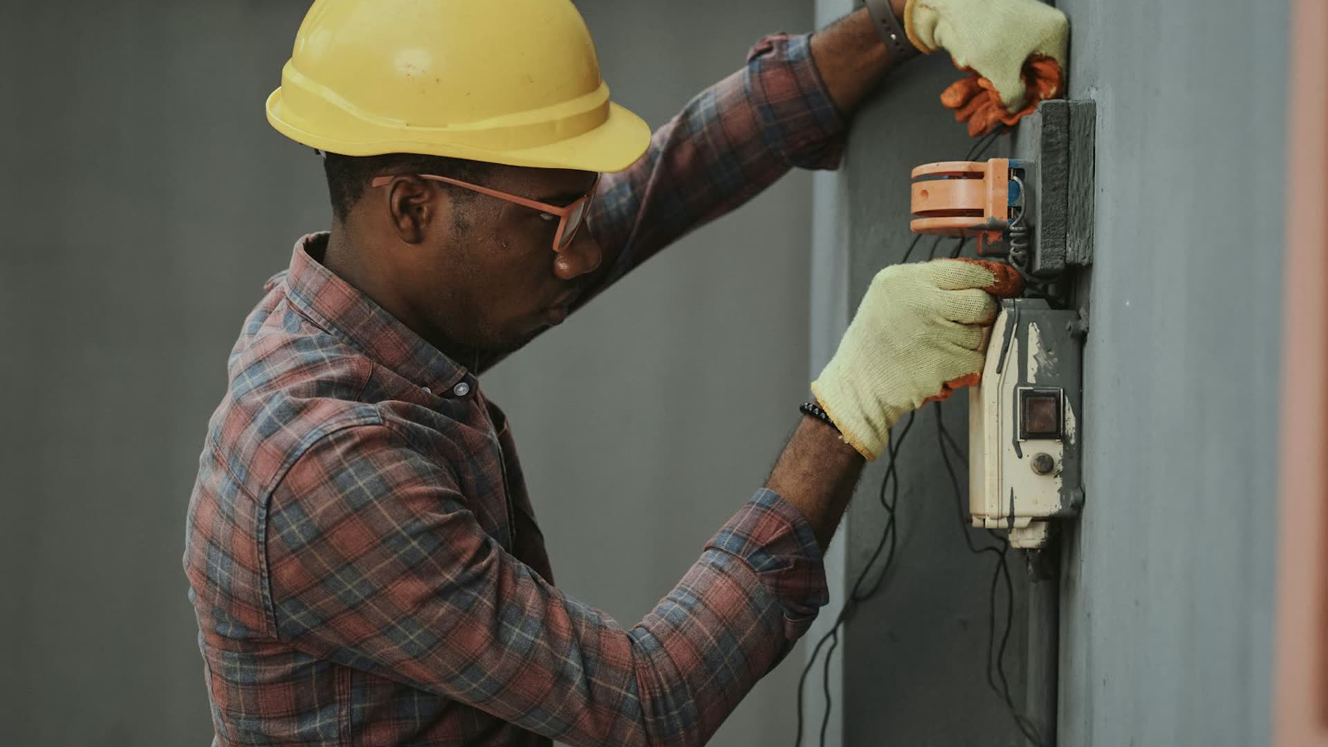 Juruteknik menyervis panel kawalan elektrik