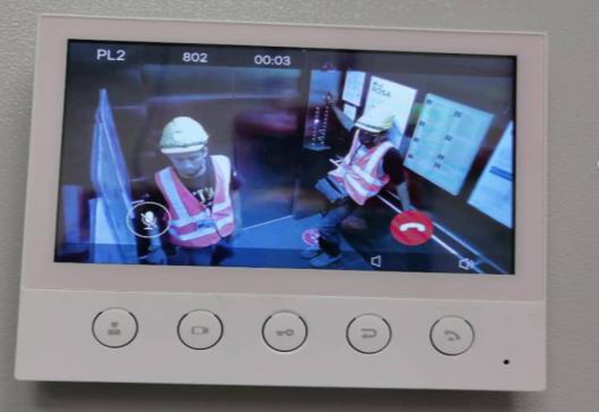 Stesen interkom dalaman memaparkan panggilan kamera langsung dari dalam kabin lif